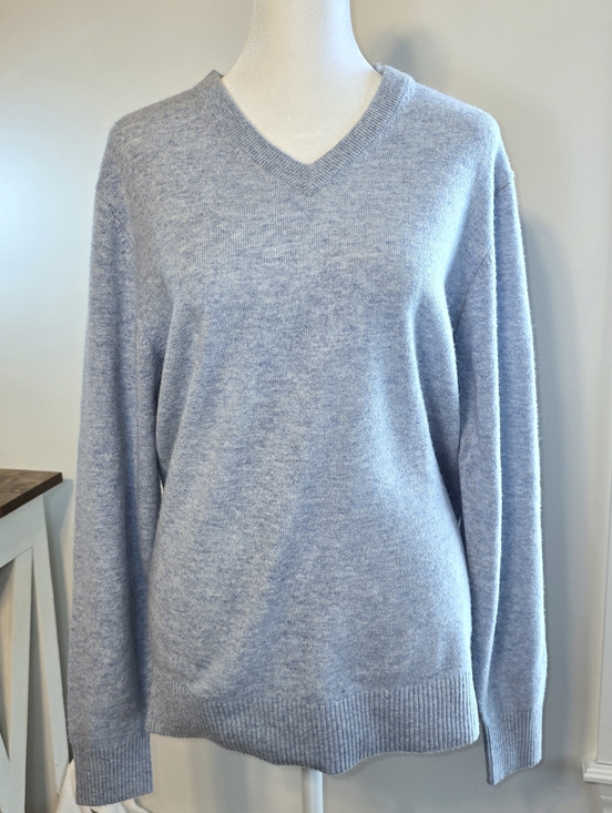 Cremieux Luxury Cashmere Light Blue V-Neck Swester Women's Size Medium - Picture 2 of 8